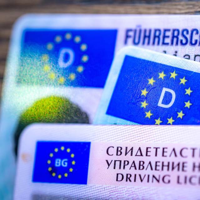 Ein bulgarischer und zwei deutsche Führerscheine liegen auf einem Tisch.