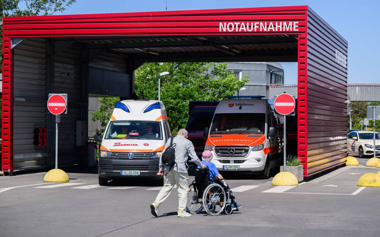Vor einer Notaufnahme stehen zwei Rettungswagen.
