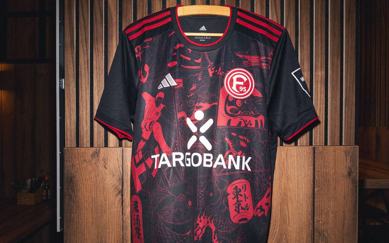 Ein Fortuna-Sondertrikot. Es zeigt eine Katana; ein traditionelles japanisches Schwert, das für seine lange, gebogene Klinge bekannt ist.