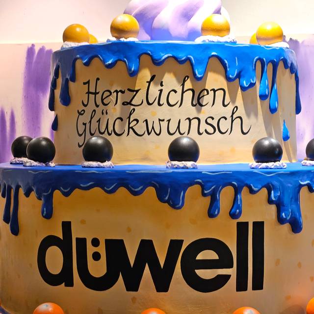 Große Torten Skulptur mit dem Schriftzug Herzlichen Glückwunsch Düwell