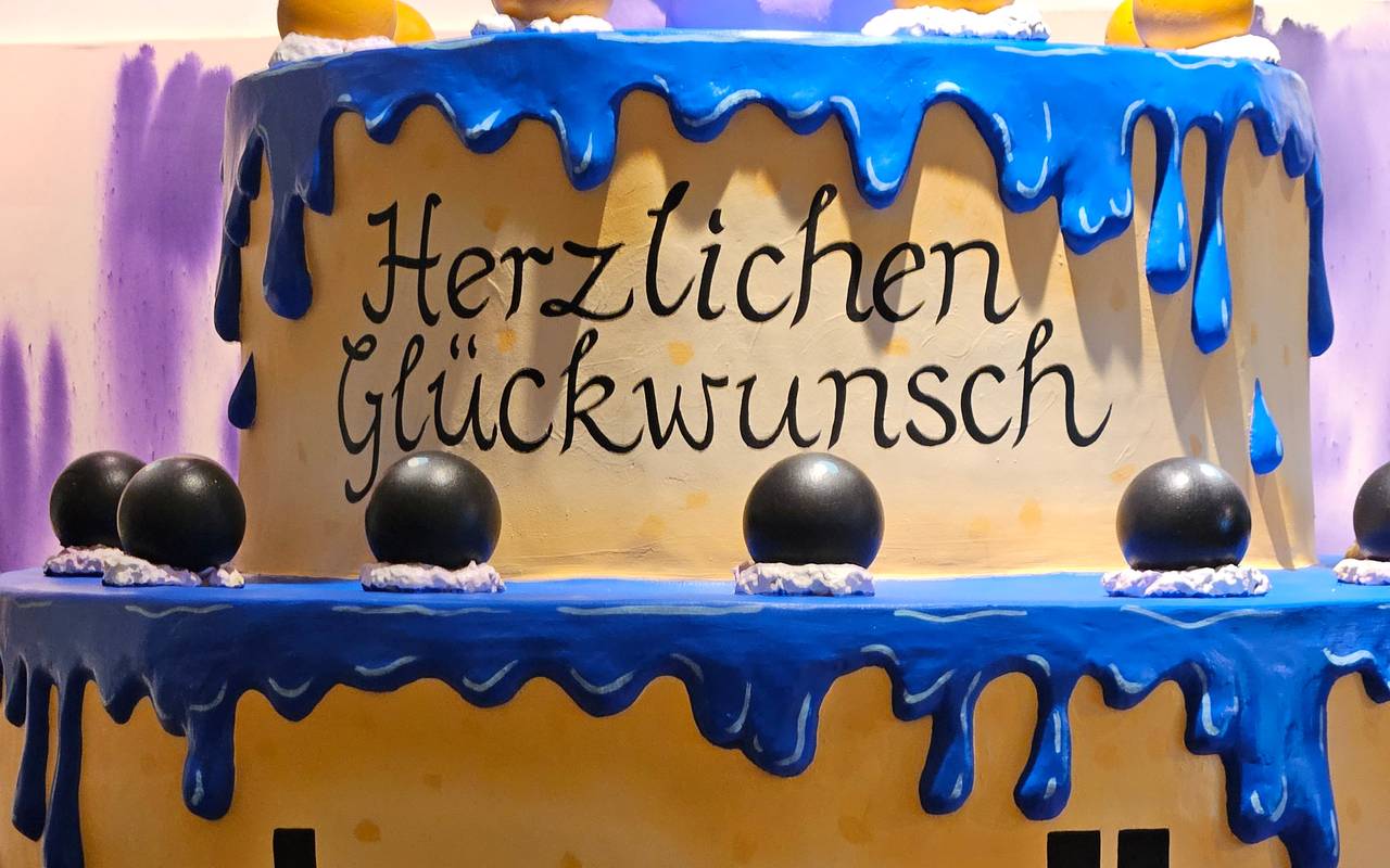 Große Torten Skulptur mit dem Schriftzug Herzlichen Glückwunsch Düwell