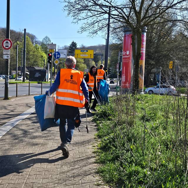 Freiwillige mit "gibt dem Müll eine Abfuhr" Warnweste