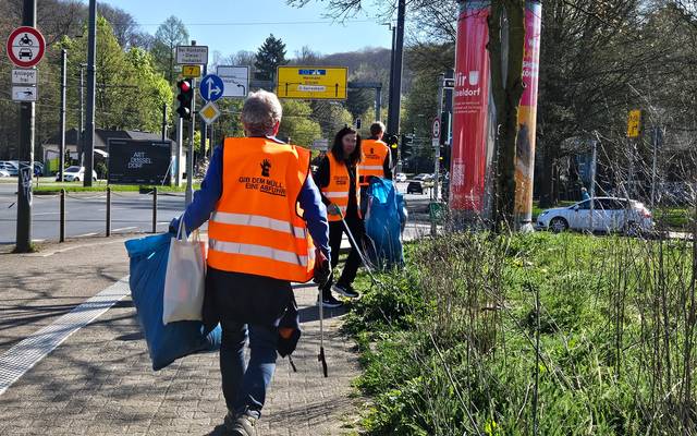 Freiwillige mit "gibt dem Müll eine Abfuhr" Warnweste