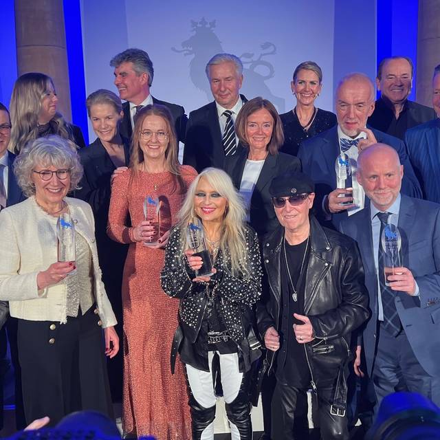 Die Gewinner des "Düsseldorfer des Jahres 2025". Im Zentrum steht Sängerin Doro Pesch.