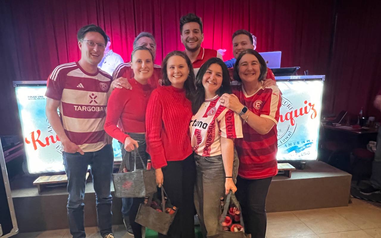 Platz 1 beim Antenne-Düsseldorf-Kneipenquiz Vol. 6 - Das Team "die glorreichen Acht"