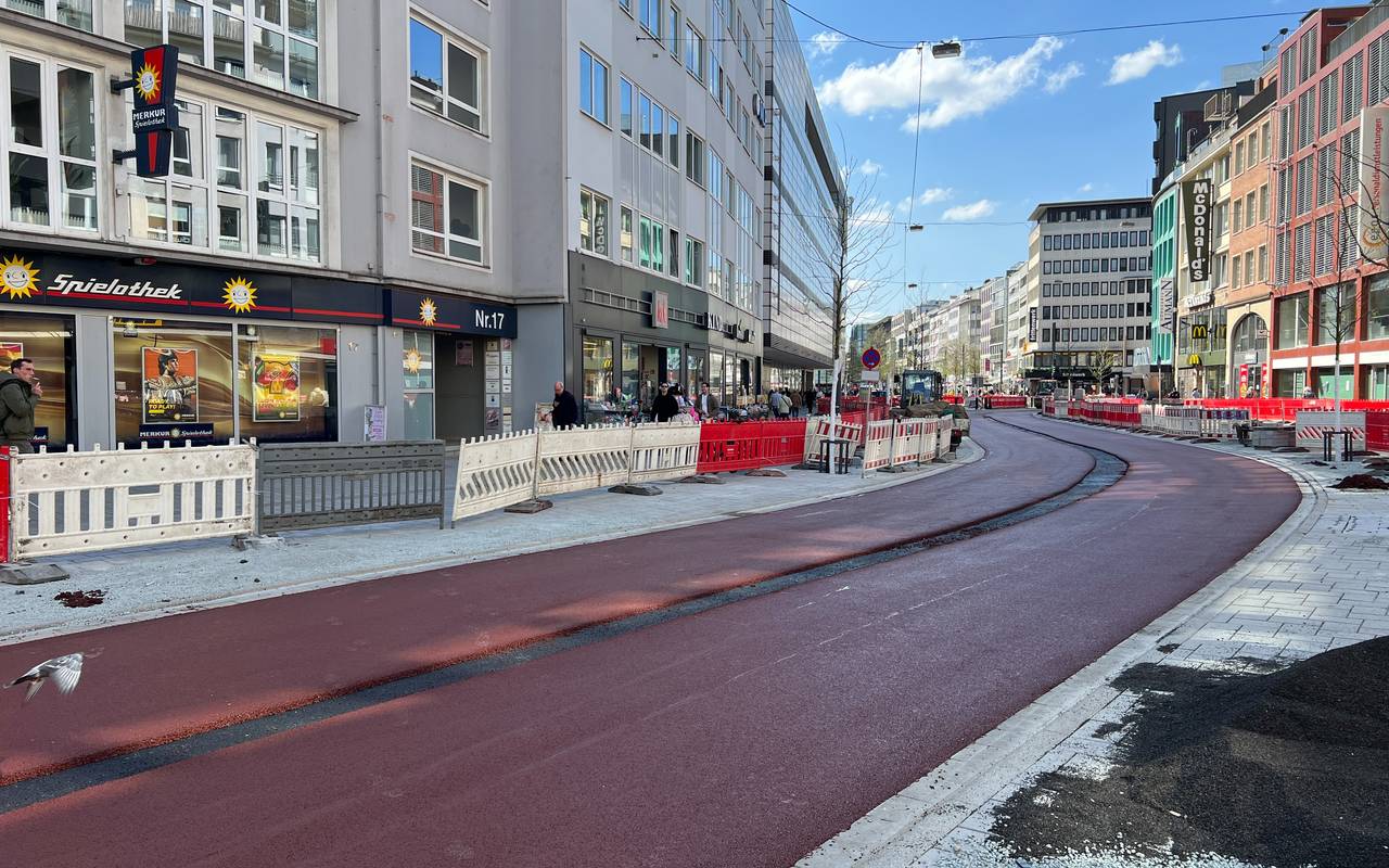 Die neue Fahrradstraße am Wehrhahn, erstmals mit einer flächendeckenden roten Asphaltierung