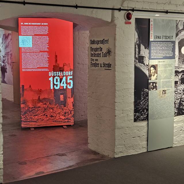 Infotafel zu der Ausstellung "Düsseldorf 1945. ÜberLeben in der Stadt" im Luftschutzbunker der Mahn- und Gedenkstätte.