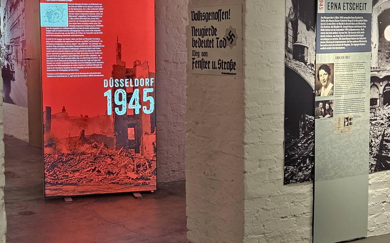 Infotafel zu der Ausstellung "Düsseldorf 1945. ÜberLeben in der Stadt" im Luftschutzbunker der Mahn- und Gedenkstätte.