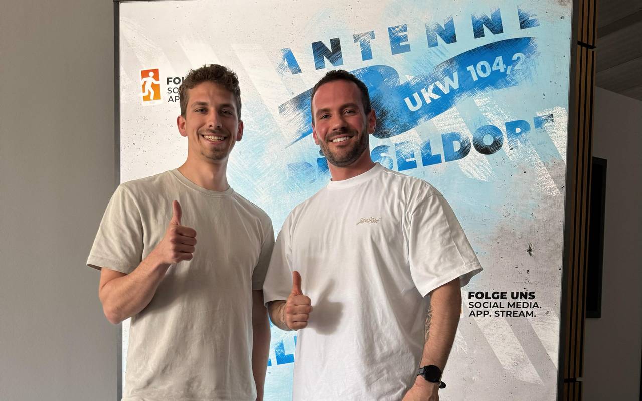 AD-Reporter Christopher Baczyk und Personal Trainer und Fitness-Experten Manuel Gajus in der Redaktion von Antenne Düsseldorf.