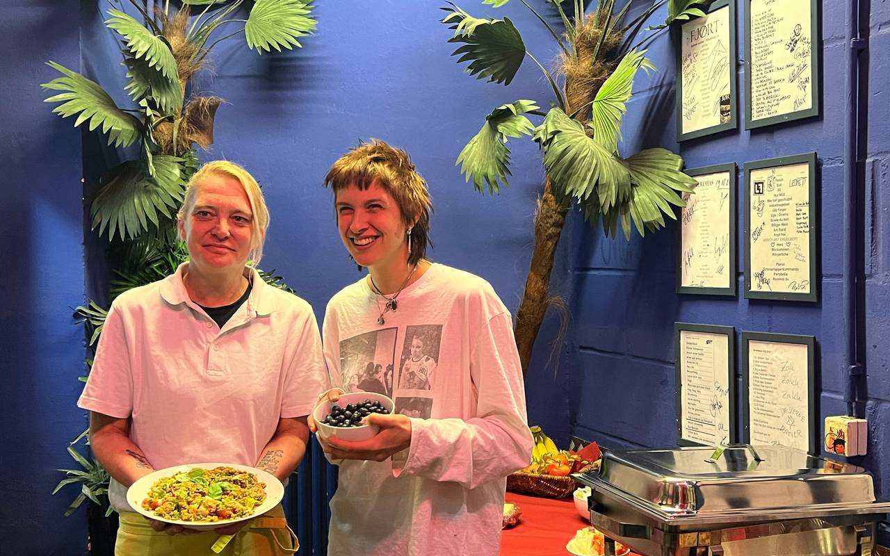 Im zakk läuft seit kurzem das Projekt Housing First meets Gastro, bei dem vier ehemalige Obdachlose das Künstler-Catering übernehmen.