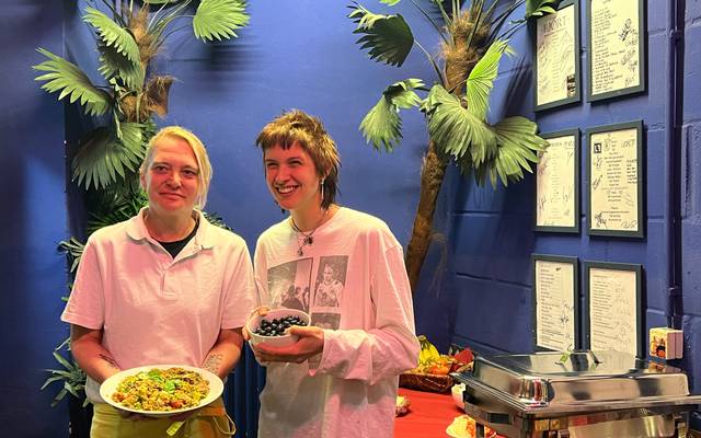 Im zakk läuft seit kurzem das Projekt Housing First meets Gastro, bei dem vier ehemalige Obdachlose das Künstler-Catering übernehmen.