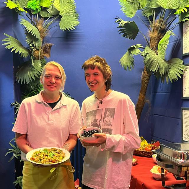 Im zakk läuft seit kurzem das Projekt Housing First meets Gastro, bei dem vier ehemalige Obdachlose das Künstler-Catering übernehmen.