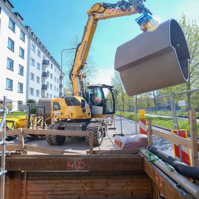 Ein gelber Bagger bei der Sanierung eines Kanals in der Otto-Petersen-Straße/Heinrichstraße