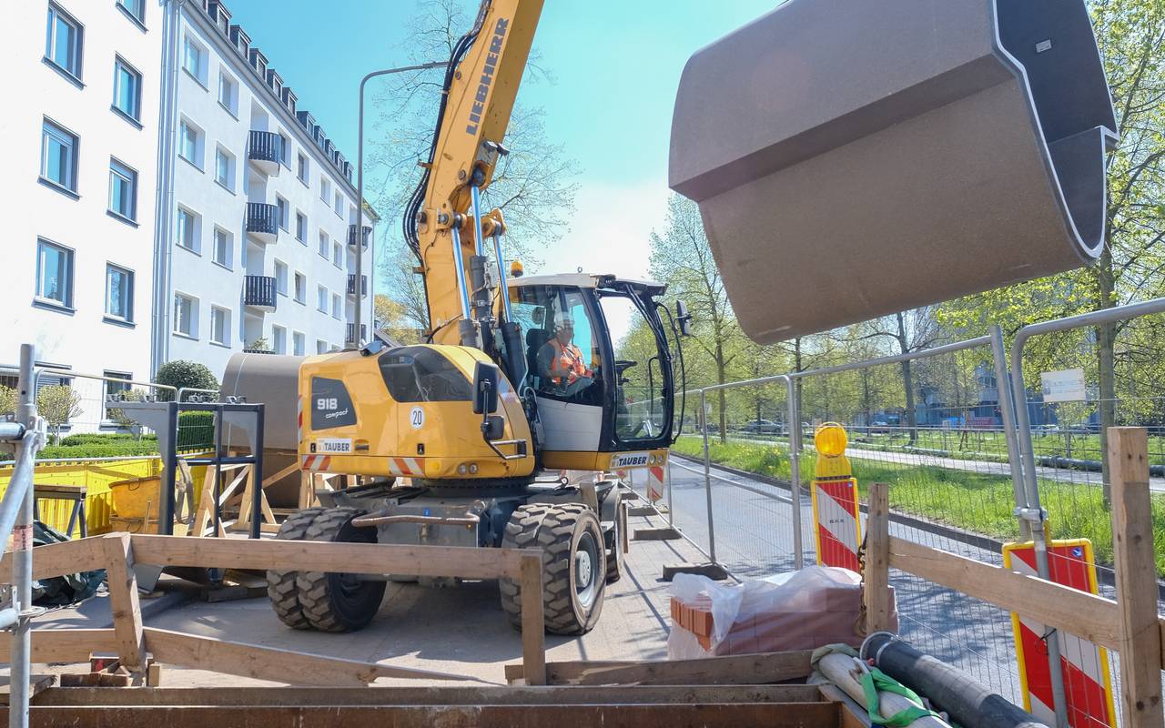 Ein gelber Bagger bei der Sanierung eines Kanals in der Otto-Petersen-Straße/Heinrichstraße
