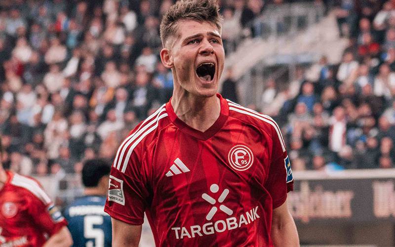 Fortuna-Stürmer Dany Schmidt bejubelt ein Tor in Paderborn.