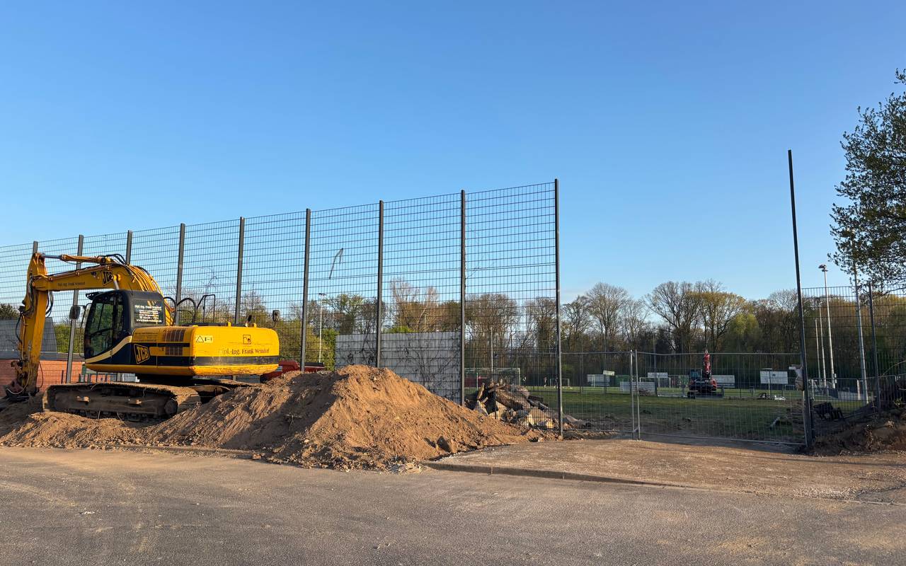 Ein gelber Bagger arbeitet auf der Anlage des SV Lohausen.