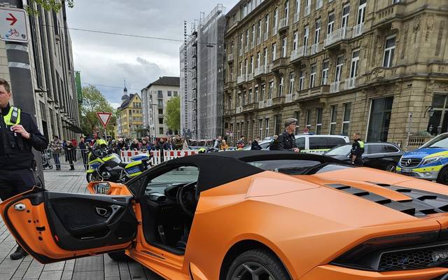 Ein orange-schwarzer Sportwagen bei einer Polizeikontrolle am "Car-Freitag"