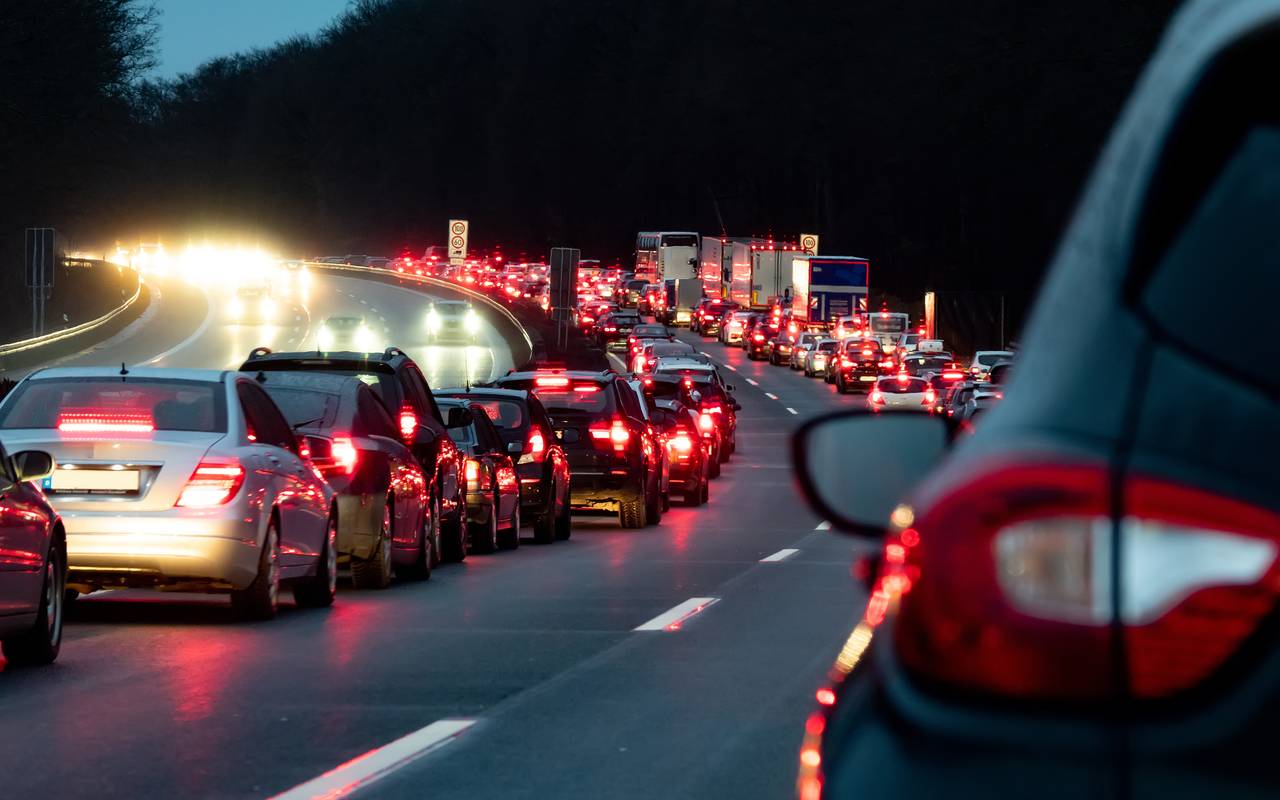 Autos auf einer Autobahn bilden eine Rettungsgasse. Sie bietet Platz für Einsatzkräfte, die zum Unfallort fahren müssen.