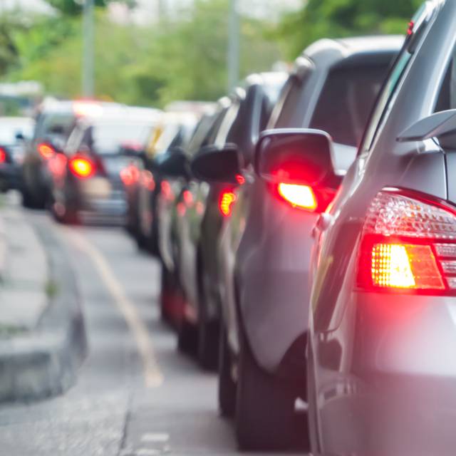 Autos stehen auf einer Autobahn im Stau.