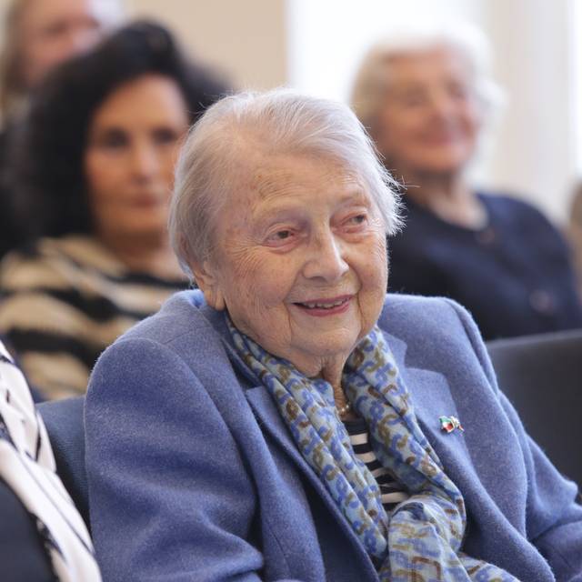 Dr. Esther Betz im Düsseldorfer Rathaus. Dort wurde sie mit dem Großen Ehrenring der Landeshauptstadt ausgezeichnet.