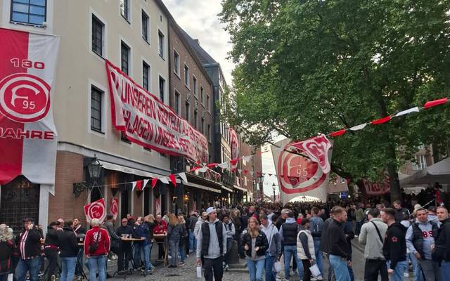 Fortuna feiert den 130. Geburtstag in der Altstadt - unter anderem auch vor dem Uerige.