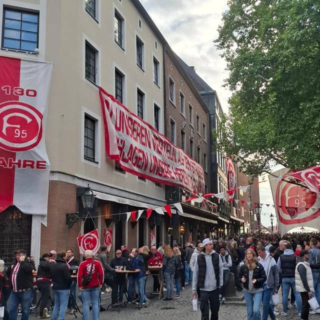 Fortuna feiert den 130. Geburtstag in der Altstadt - unter anderem auch vor dem Uerige.
