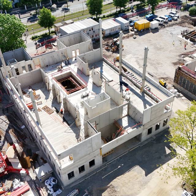 Große Baustelle an der Siegburger Straße in Oberbilk von oben fotografiert. Grundsteinlegung für die Erweiterung der dortigen Schulen.