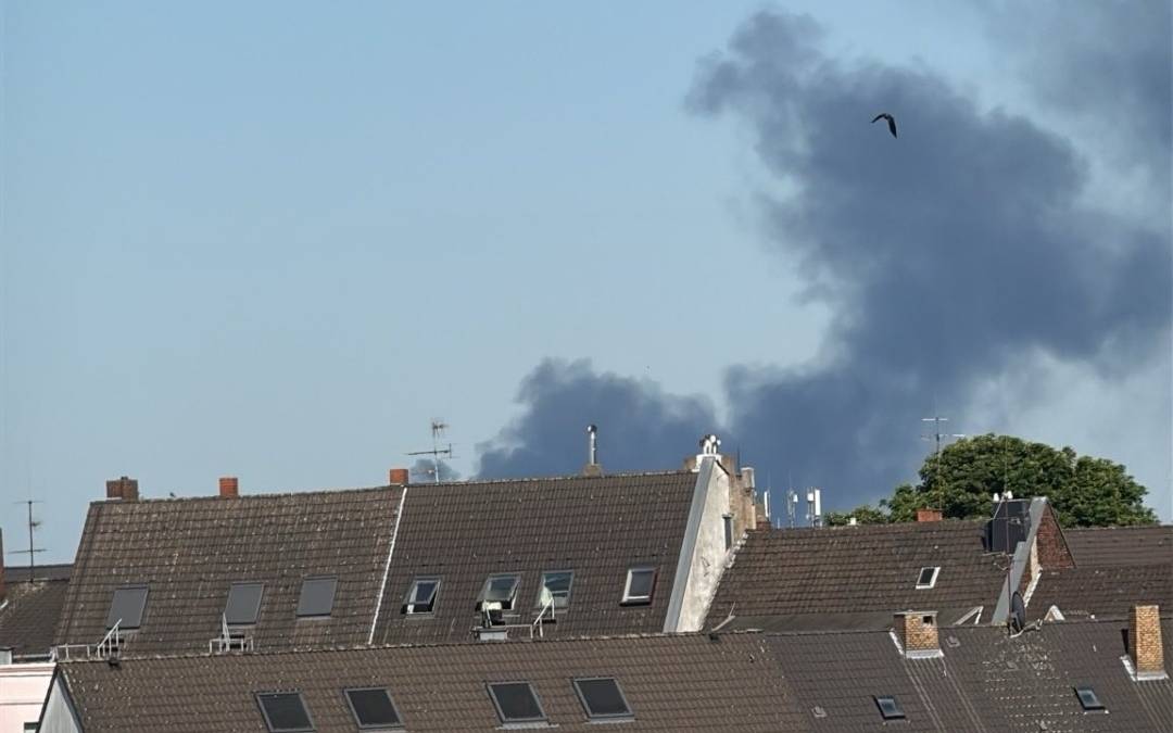 Eine Rauchsäule eines Brandes in Hochdahl. Der Rauch ist auch in Düsseldorf sichtbar.