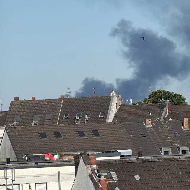 Eine Rauchsäule eines Brandes in Hochdahl. Der Rauch ist auch in Düsseldorf sichtbar.