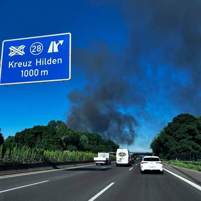 Das Feuer in Hochdahl ist auch von der A3 zu sehen. Zum Beispiel auch am Kreuz Hilden.