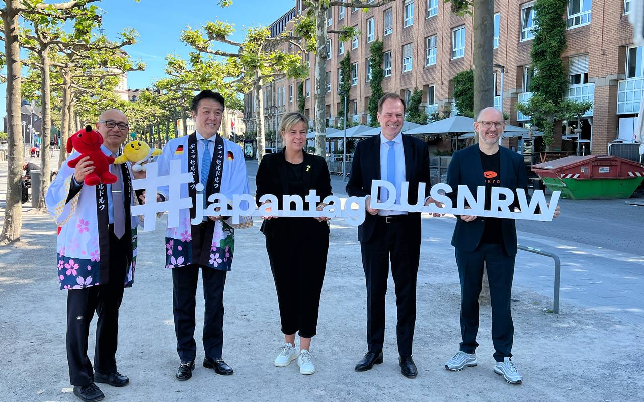 Japanischer Generalkonsul Yoshitaka Tsunoda, Präsident des japanischen Clubs Takao Hariya, Wirtschaftsministerin Mona Neubaur, Oberbürgermeister Dr. Stephan Keller und Geschäftsführer DLive Michael Brill auf der Pressekonferenz zum Japantag