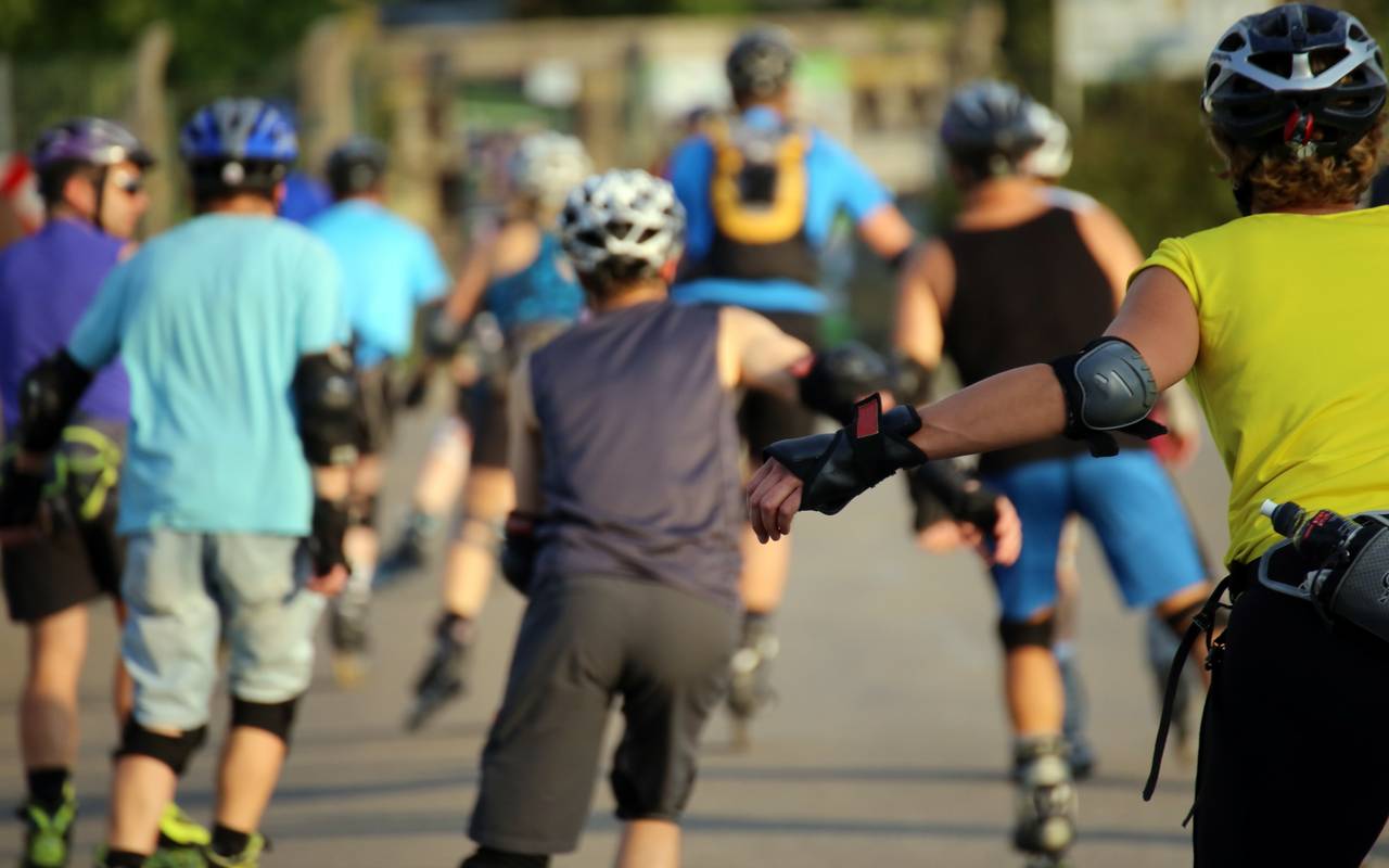 Eine Gruppe von Inlineskatern in der Abendsonne.