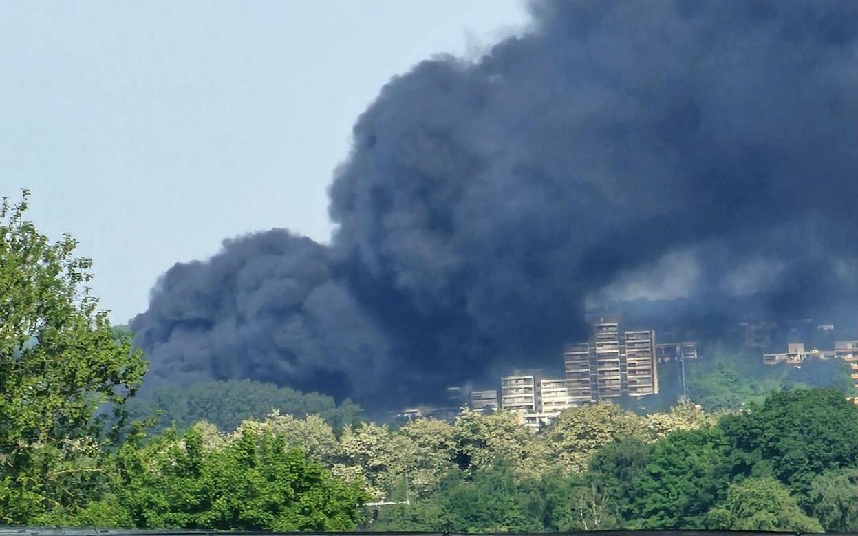 Das Feuer in Erkrath Hochdahl ist auch deutlich in Unterbach sichtbar.