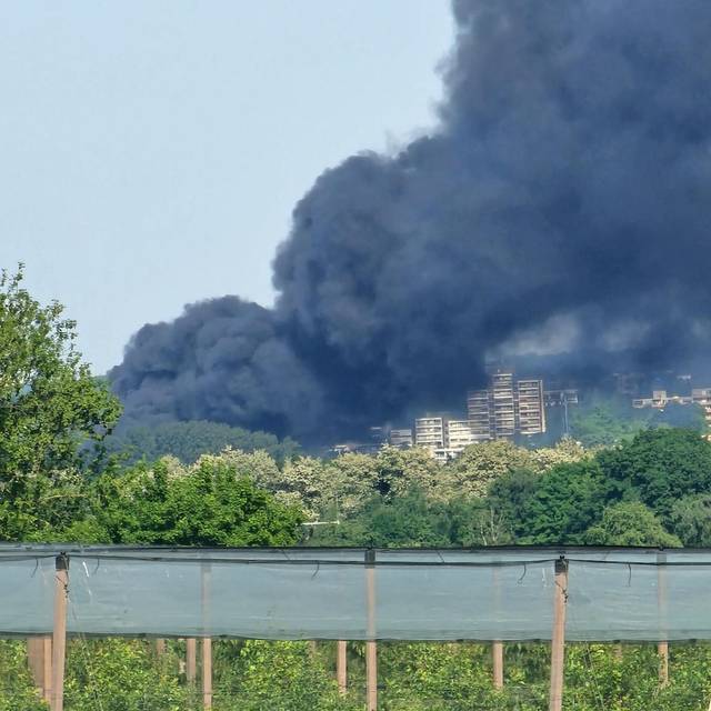 Das Feuer in Erkrath Hochdahl ist auch deutlich in Unterbach sichtbar.