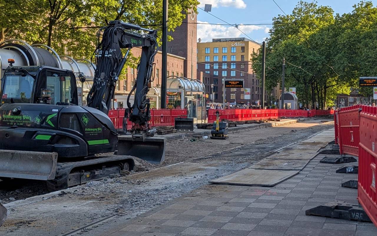 Am Düsseldorfer Hauptbahnhof arbeitet die Rheinbahn an den Gleisen. Die Baustelle sorgt für Umleitungen bei der Rheinbahn.
