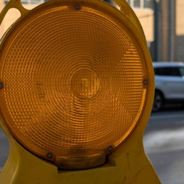 Eine gelbe Warnlampe. Sie signalisiert, das ein Bereich gesperrt ist.
