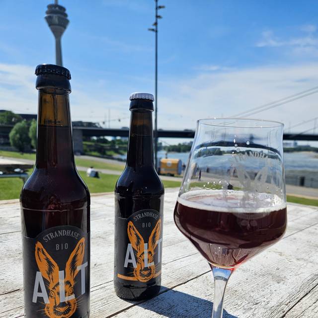 Strandhasen Altbier Flaschen und im Glas am Stadtstrand am Mannesmannufer