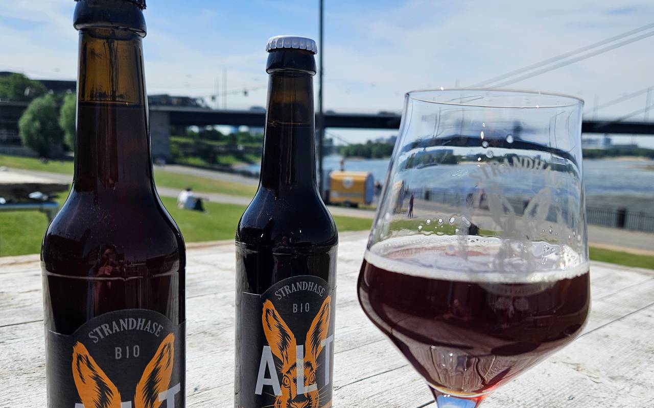 Strandhasen Altbier Flaschen und im Glas am Stadtstrand am Mannesmannufer