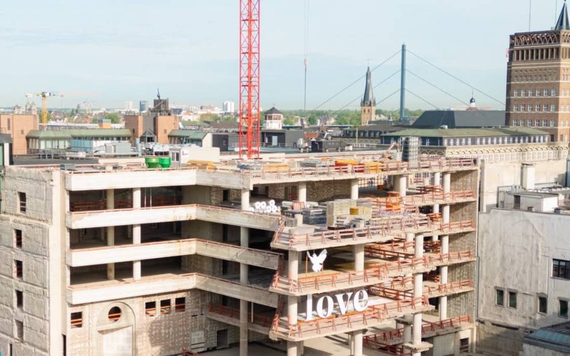 Blick auf die Le Couer-Baustelle an der Königsallee. Im Hintergrund Altstadt und Oberkasseler Brücke.
