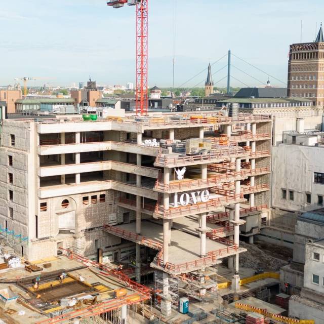Blick auf die Le Couer-Baustelle an der Königsallee. Im Hintergrund Altstadt und Oberkasseler Brücke.