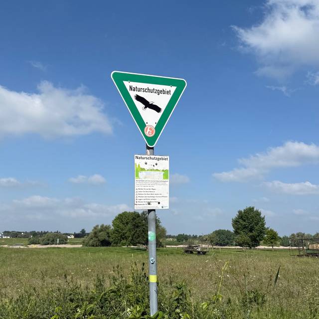 Naturschutzgebiet-Schild im Himmelgeister Rheinbogen