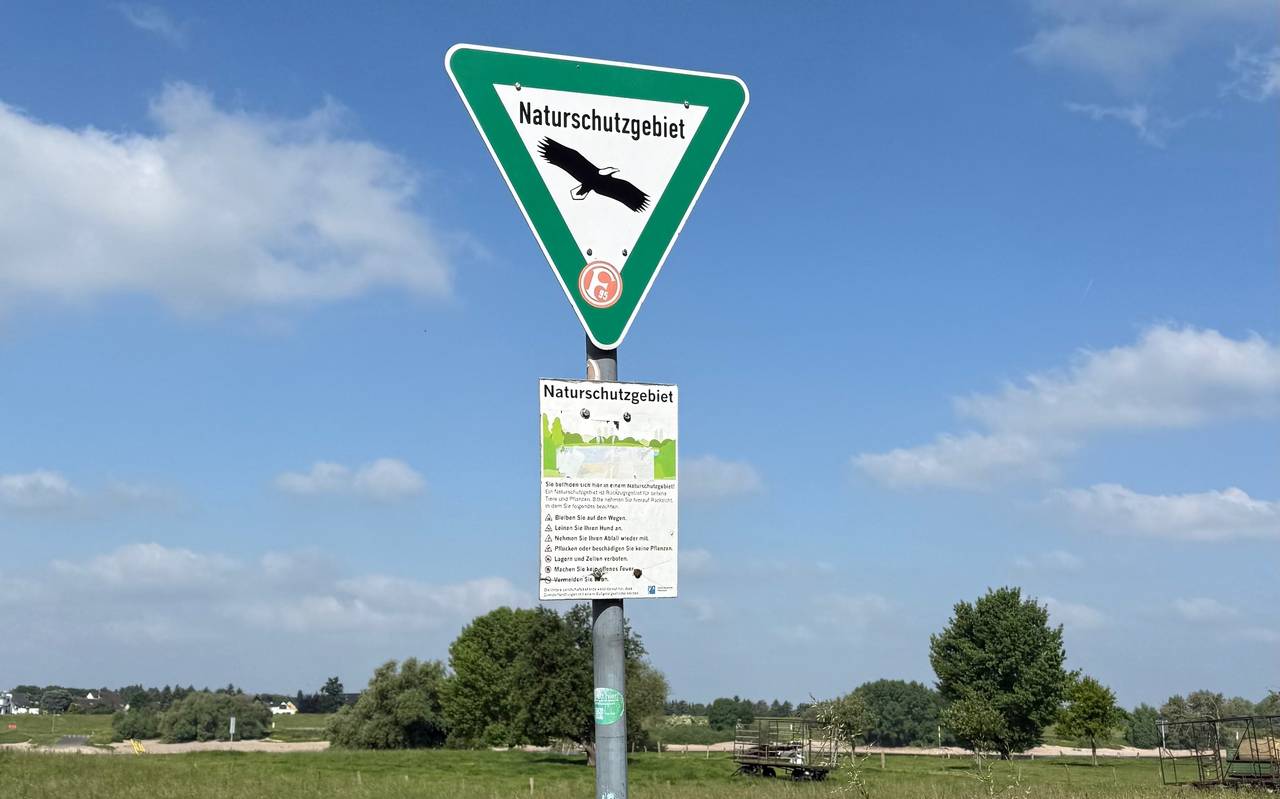 Naturschutzgebiet-Schild im Himmelgeister Rheinbogen