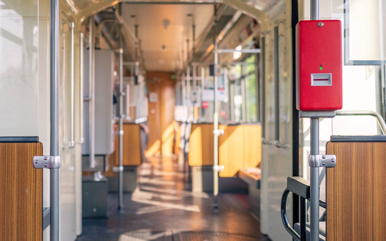 Innenansicht einer U-Bahn der Rheinbahn. Die U-Bahn ist sonnendurchflutet. Die Sitze der Bahn sind leer.