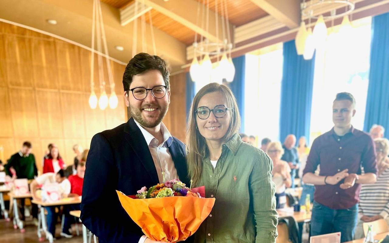 Der neue Düsseldorfer SPD-Vorsitzende Adis Selimi mit seiner Vorgängerin Zanda Martens