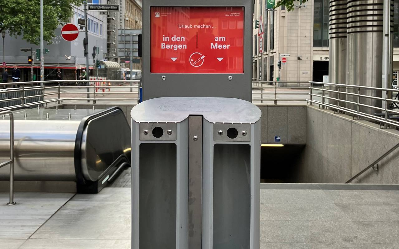 Leerer Abstimmaschenbecher vor der Rolltreppe des U-Bahnhofs Heinrich-Heine-Allee