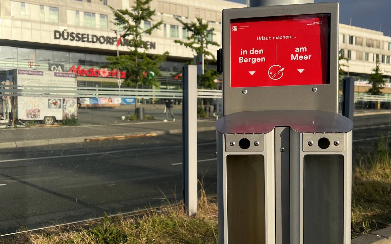 Abstimmaschenbecher für Zigarettenkippen vor den Düsseldorf Arcaden