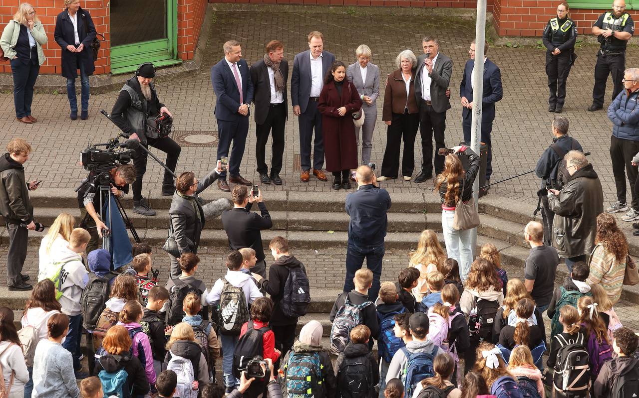 OB Keller und Vertreter der Schulen und des Landes eröffnen die provisorische Heimat der Erkrather Schulen in Benrath. Viele Schülerinnen und Schüler hören den Reden zu.