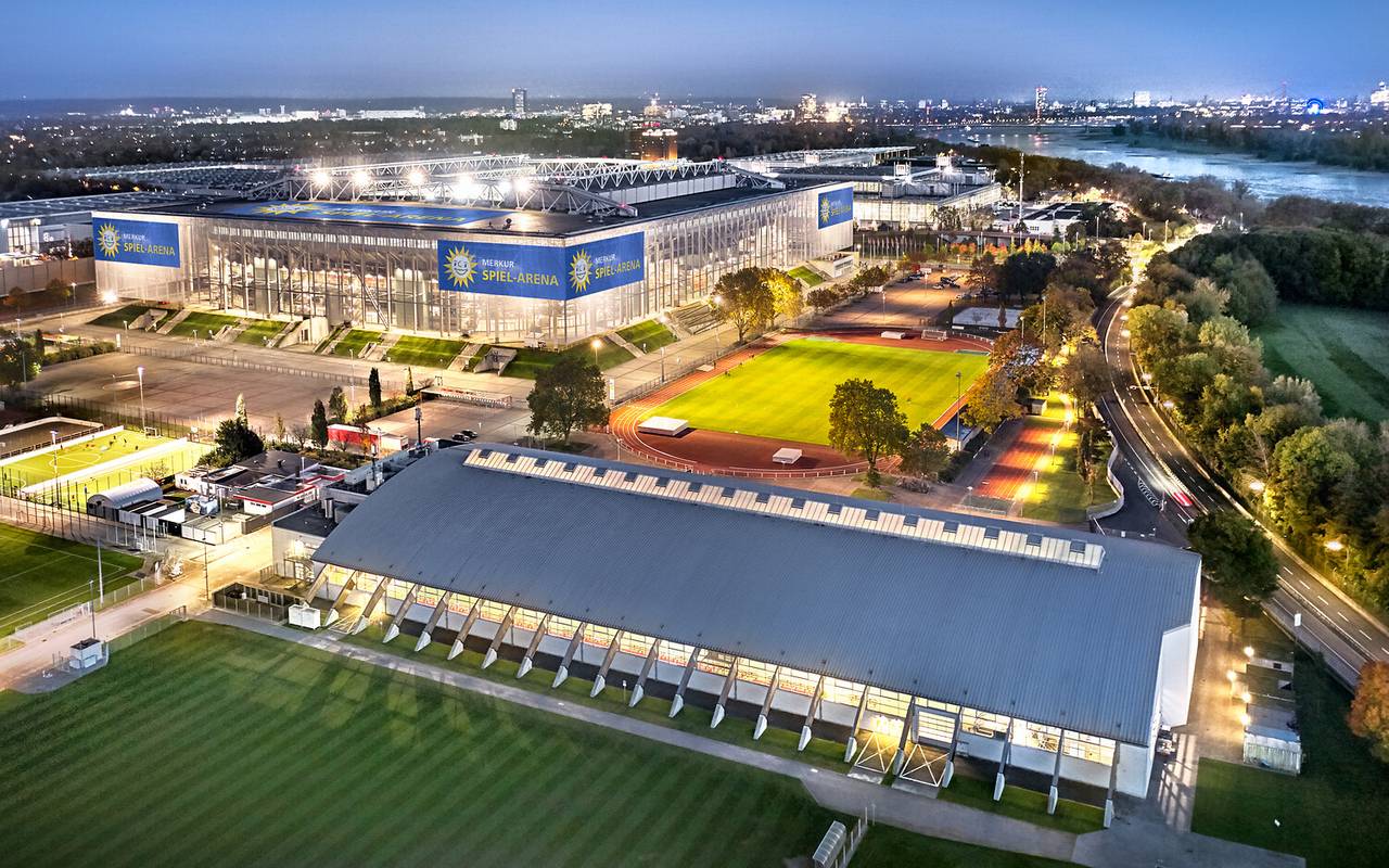 Blick von oben auf die Merkur-Spiel-Arena, die Leichtathletikhalle und Sportplätze in Stockum.