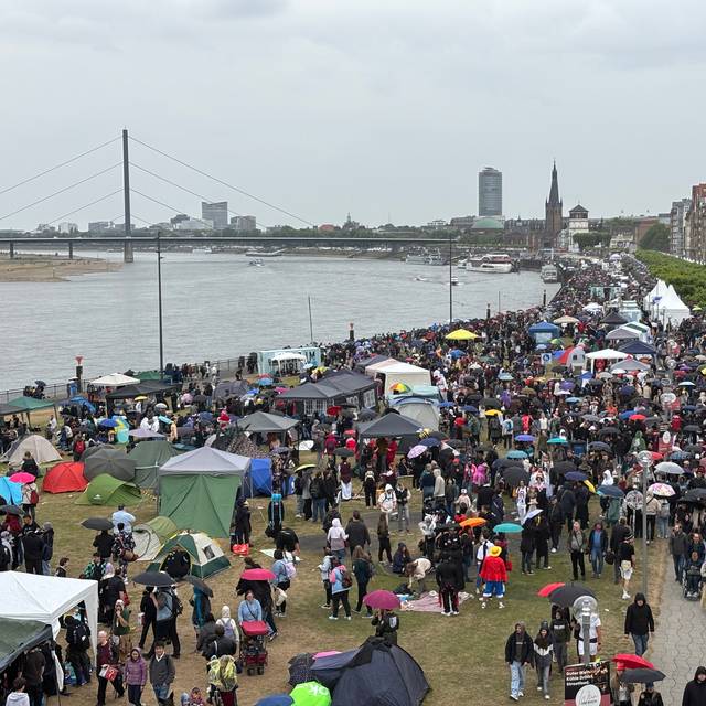 Japan-Tag: Eine trotz des Regens gut besuchte Rheinuferpromenade.