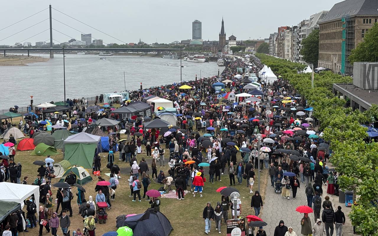 Japan-Tag: Eine trotz des Regens gut besuchte Rheinuferpromenade.